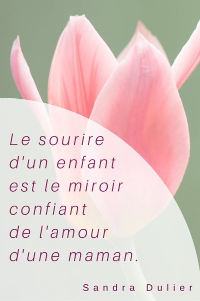 Belle fête des mères. Bonne fête maman. Citation : Le sourire d'un enfant est le miroir confiant de l'amour d'une maman. (Sandra Dulier)