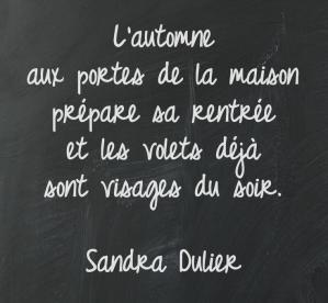 L’automne aux portes de la maison prépare sa rentrée et les volets déjà sont visages du soir. - Sandra Dulier - Automne #citation #rentrée