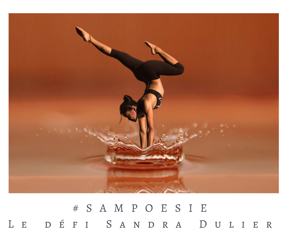 Que vous inspire cette photo ? A vos poèmes #Sampoésie. #femme #équilibre #fitness #eau #écrire #poésie.