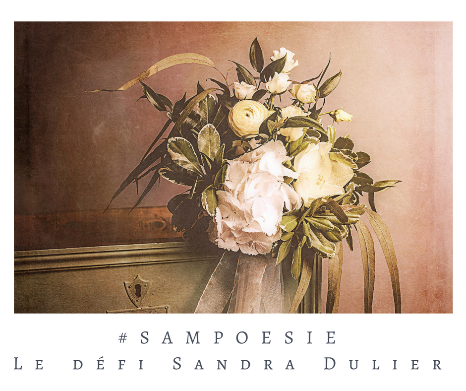 Que vous inspire cette photo ? A vos poèmes #Sampoésie. Bouquet, commode, armoire, fleurs, nature morte, romantisme, amour, écrire, poésie.