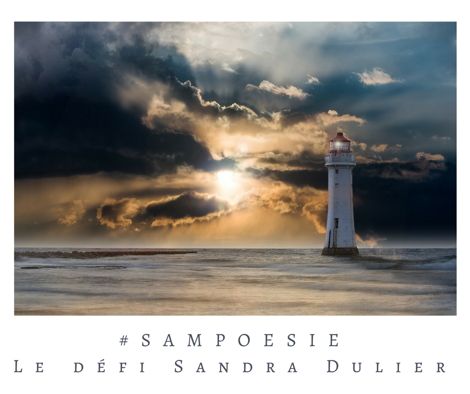 Que vous inspire cette photo ? A vos poèmes #Sampoésie. Phare, mer, soleil, nuages, écrire, poésie.