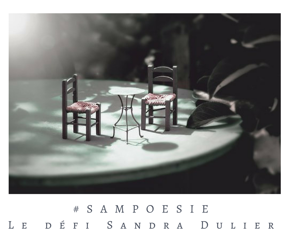 Que vous inspire cette photo ? A vos poèmes #Sampoésie. #photo #chaise #miniature #maquette # # #écrire #poésie.