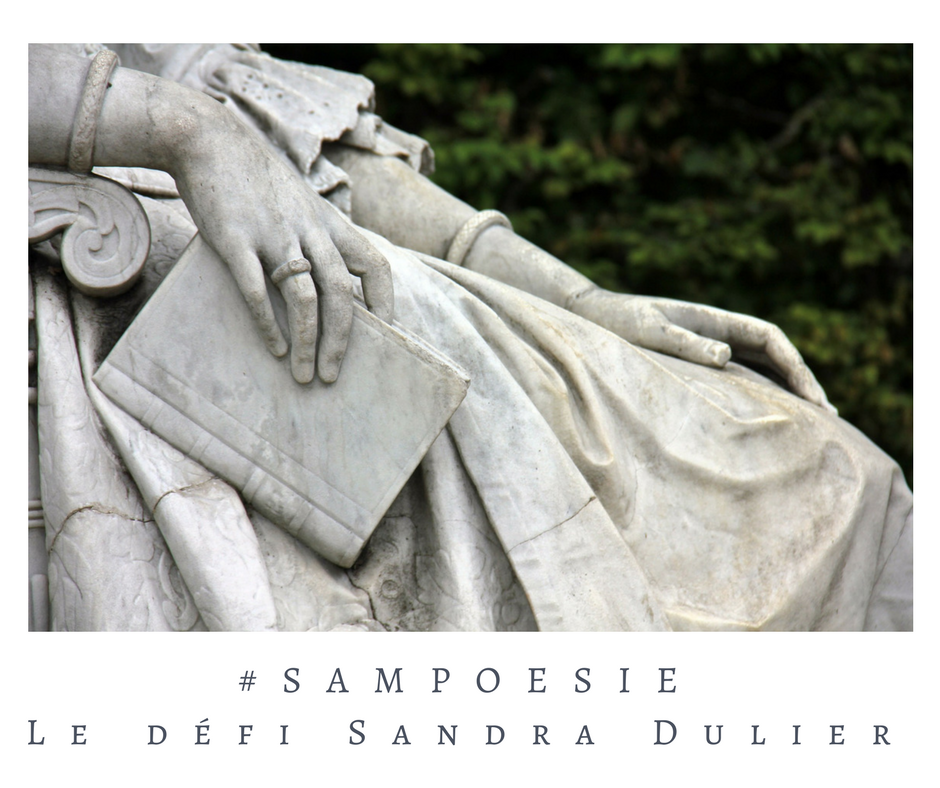 Que vous inspire cette photo ? A vos poèmes #Sampoésie. Statue, livre, pierre, jardin, château, main, sculpture, écrire, poésie.