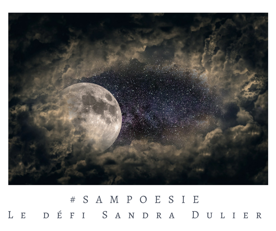 Illustration poétique d'une pleine lune brillante émergeant à travers des nuages sombres, révélant un ciel étoilé et mystérieux. Image symbolisant le défi littéraire #Sampoésie, animé par Sandra Dulier.