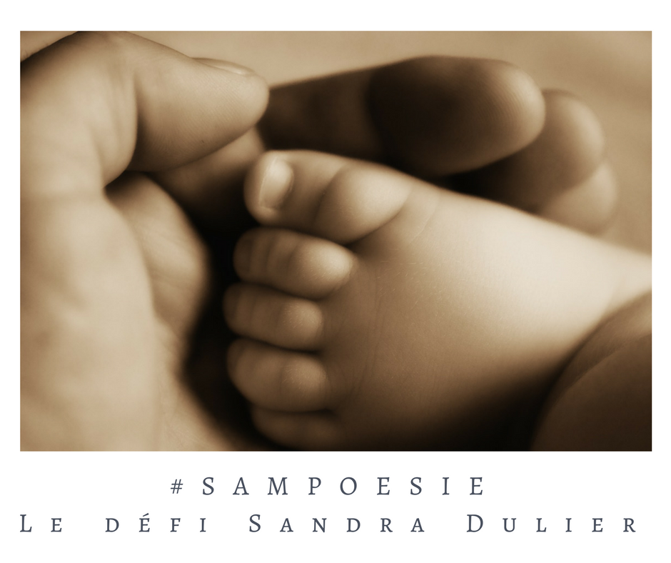 Que vous inspire cette photo ? A vos poèmes #Sampoésie. Enfant, pied, main, tendresse, écrire, poésie.