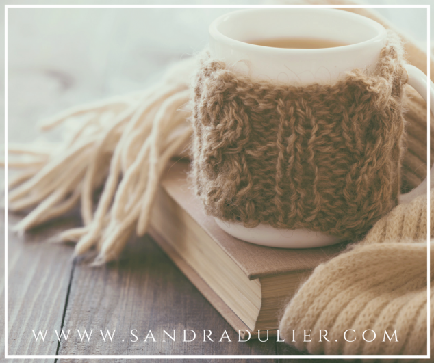 Se poser un peu  sur le bord d'un livre,  écouter la lenteur du soir. - Sandra Dulier.  Bonheur - hiver - tasse - lifestyle. Plus d'infos sur http://www.sandradulier.com/blog/les-parfums-de-saison/pourquoi-j-aime-janvier.html